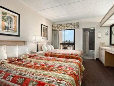 фото отеля Baymont Inn and Suites Tampa Near Busch Gardens USF