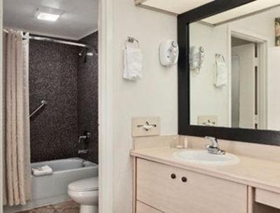 фото отеля Baymont Inn and Suites Tampa Near Busch Gardens USF