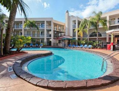 фото отеля Baymont Inn and Suites Tampa Near Busch Gardens USF