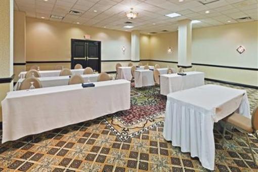 фото отеля Crowne Plaza Oklahoma City