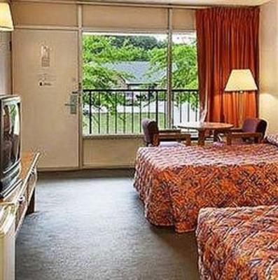 фото отеля Town and Country Inn Suites Spindale