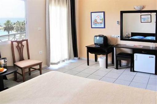 фото отеля Lily Ann Beach Hotel