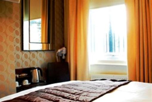 фото отеля Onesixtwo Guest House London