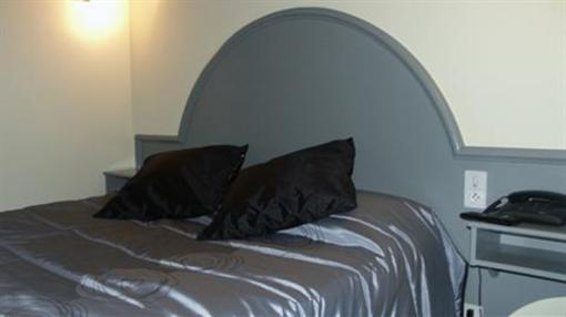 фото отеля Hotel La Tour Des Anglais Mayenne