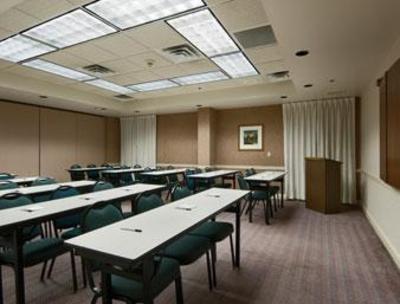 фото отеля Days Inn & Suites Cedar Rapids