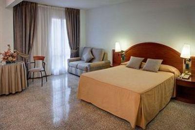 фото отеля Hotel Gaudi Reus