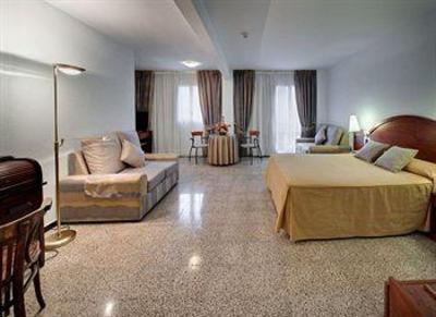 фото отеля Hotel Gaudi Reus