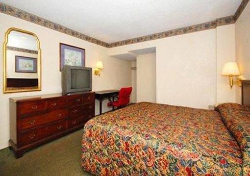 фото отеля Econo Lodge Conference Center - New Haven