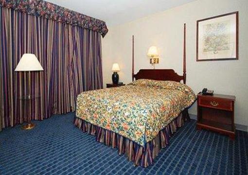 фото отеля Econo Lodge Conference Center - New Haven