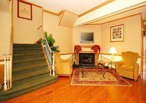 фото отеля Econo Lodge Conference Center - New Haven