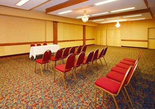 фото отеля Econo Lodge Conference Center - New Haven