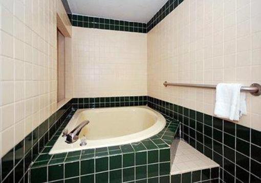 фото отеля Econo Lodge Conference Center - New Haven