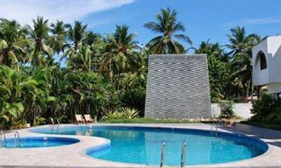 фото отеля Paradise Isle Beach Resort