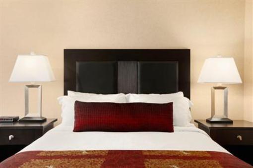 фото отеля BEST WESTERN PLUS Coquitlam Inn Convention Centre