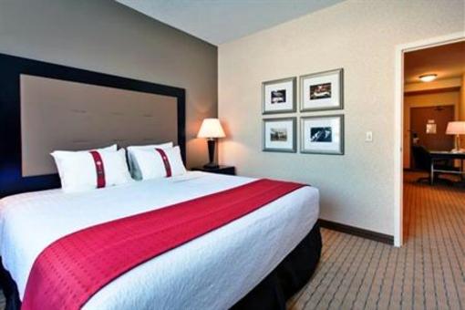 фото отеля Holiday Inn Canmore