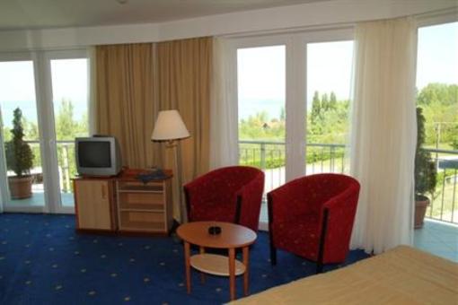 фото отеля Holiday Hotel Balatonszarszo
