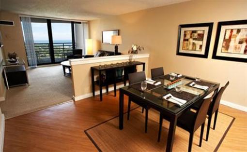 фото отеля Eugenie Terrace Apartment Chicago