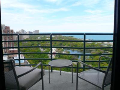 фото отеля Eugenie Terrace Apartment Chicago