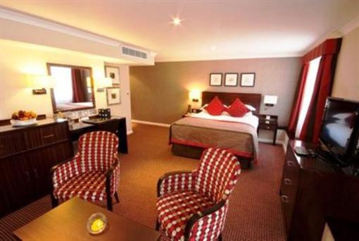 фото отеля The Bull Hotel Gerrards Cross