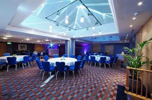фото отеля The Bull Hotel Gerrards Cross