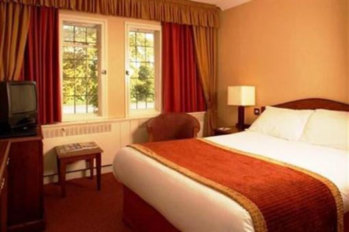 фото отеля The Bull Hotel Gerrards Cross