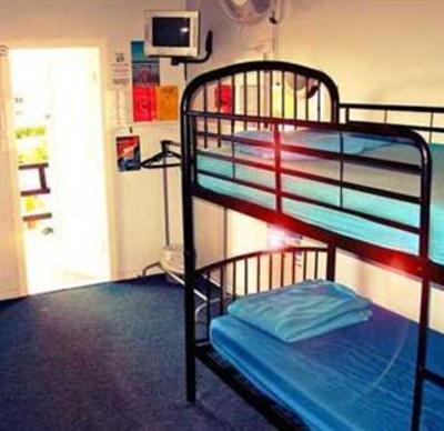 фото отеля Surf N Sun Beachside Backpackers