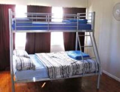 фото отеля Surf N Sun Beachside Backpackers