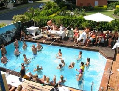 фото отеля Surf N Sun Beachside Backpackers