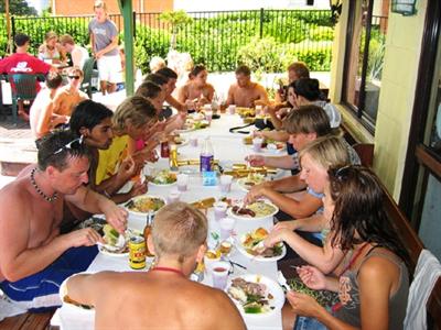 фото отеля Surf N Sun Beachside Backpackers