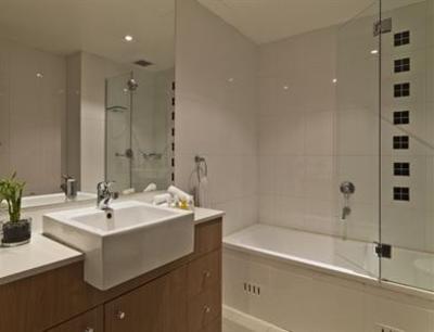 фото отеля Meriton Serviced Apartments Danks Street, Waterloo