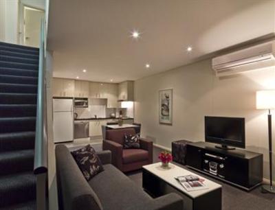 фото отеля Meriton Serviced Apartments Danks Street, Waterloo