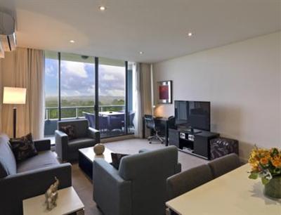 фото отеля Meriton Serviced Apartments Danks Street, Waterloo