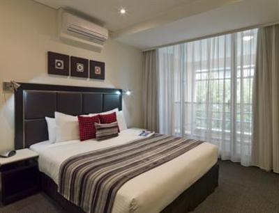 фото отеля Meriton Serviced Apartments Danks Street, Waterloo