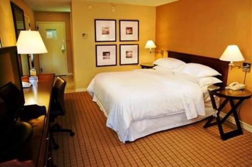 фото отеля Sheraton Westport Chalet Hotel St. Louis