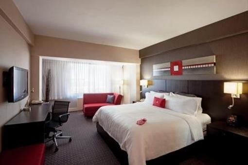 фото отеля Crowne Plaza Hotel Montreal Airport