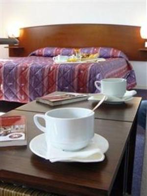 фото отеля Inter Hotel Les Bruyeres Castets