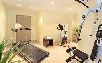 фото отеля Park & Suites Apparthotel Village Bois-d'Arcy (Yvelines)