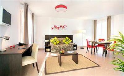 фото отеля Park & Suites Apparthotel Village Bois-d'Arcy (Yvelines)