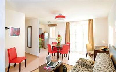 фото отеля Park & Suites Apparthotel Village Bois-d'Arcy (Yvelines)