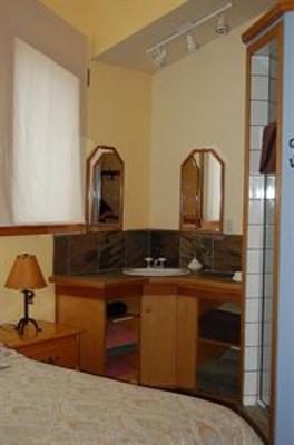 фото отеля Fernie Tightlines Lodge