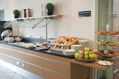 фото отеля Holiday Inn Express Koln-Mulheim