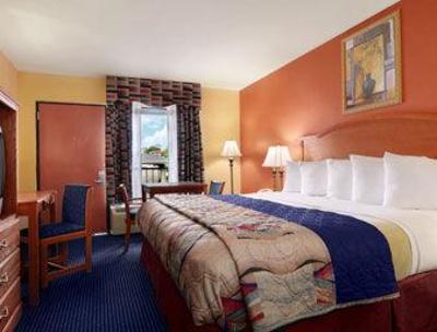 фото отеля Econo Lodge Inn & Suites Evergreen
