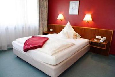 фото отеля Hotel Am Dusseldorfer Platz