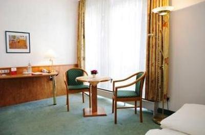фото отеля Hotel Am Dusseldorfer Platz