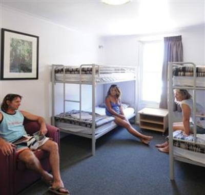 фото отеля Yamba YHA Backpackers Beach Resort