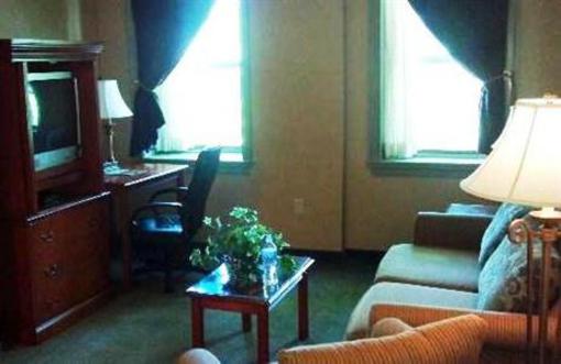 фото отеля The Governor Dinwiddie Hotel & Suites