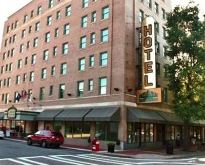 фото отеля The Governor Dinwiddie Hotel & Suites