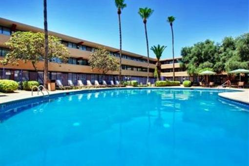фото отеля Holiday Inn and Suites Tucson Airport North