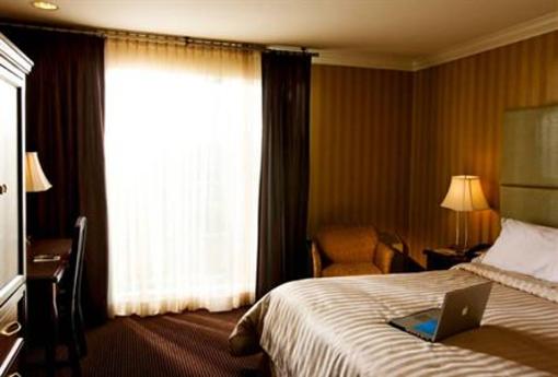 фото отеля Executive Hotel Burnaby
