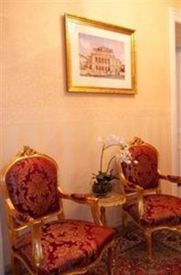 фото отеля Opera Suites